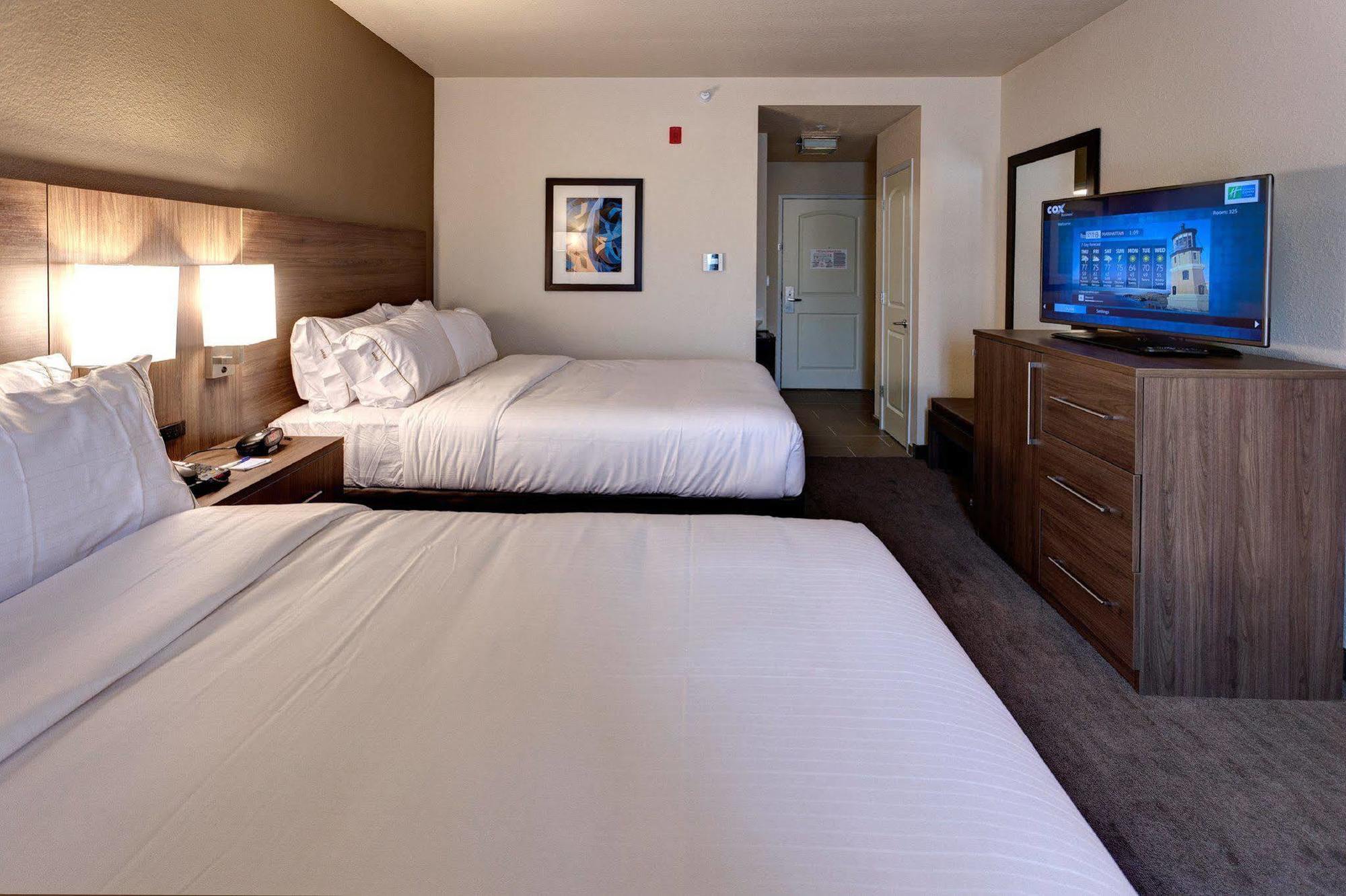 Holiday Inn Express & Suites Great Bend By Ihg מראה חיצוני תמונה