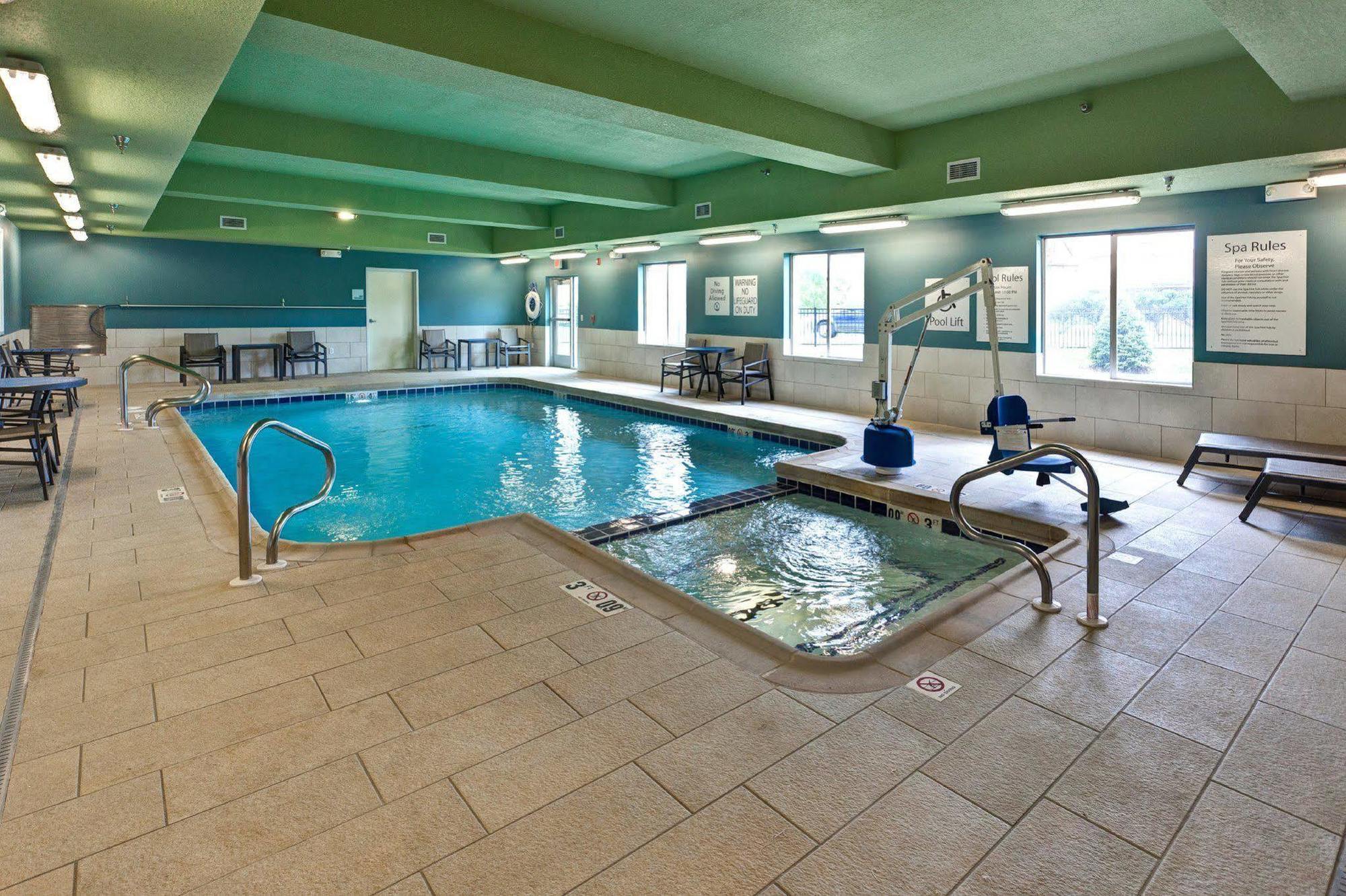 Holiday Inn Express & Suites Great Bend By Ihg מראה חיצוני תמונה
